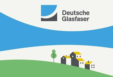 Das Deutsche Glasfaser Logo ist über einer Grafik mit vier Häsuern abgebildet.